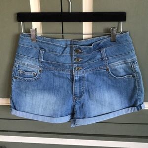 🔴 EUC - 1st Kiss button down shorts - size 11